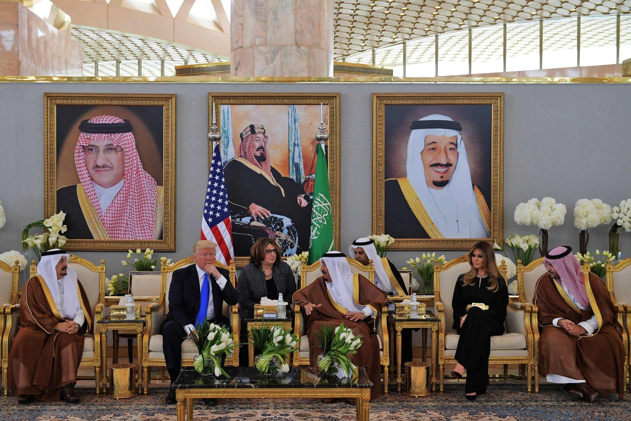پادشاه عربستان سعودی و ترامپ در ریاض و فرش دستباف نائین
